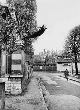 Yves Klein, Le peintre de l’espace se jette dans le vide!, 1960