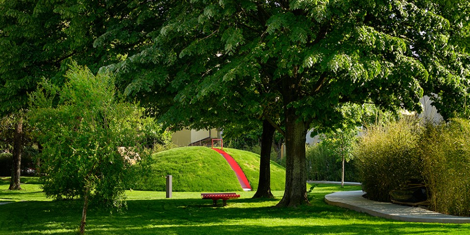 Collina Seno Scivolo by Luigi Mainolfi at Il Garden Volante